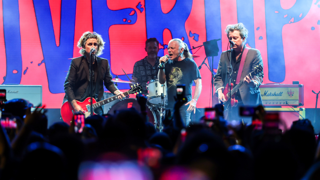 A Punk Rock Legend and Heavy Metal Icon Just Joined Forces for an Epic David Bowie Cover at Comic-Con, of All Places A Punk Rock Legend and Heavy Metal Icon Just Joined Forces for an Epic David Bowie Cover at Comic-Con, of All Places