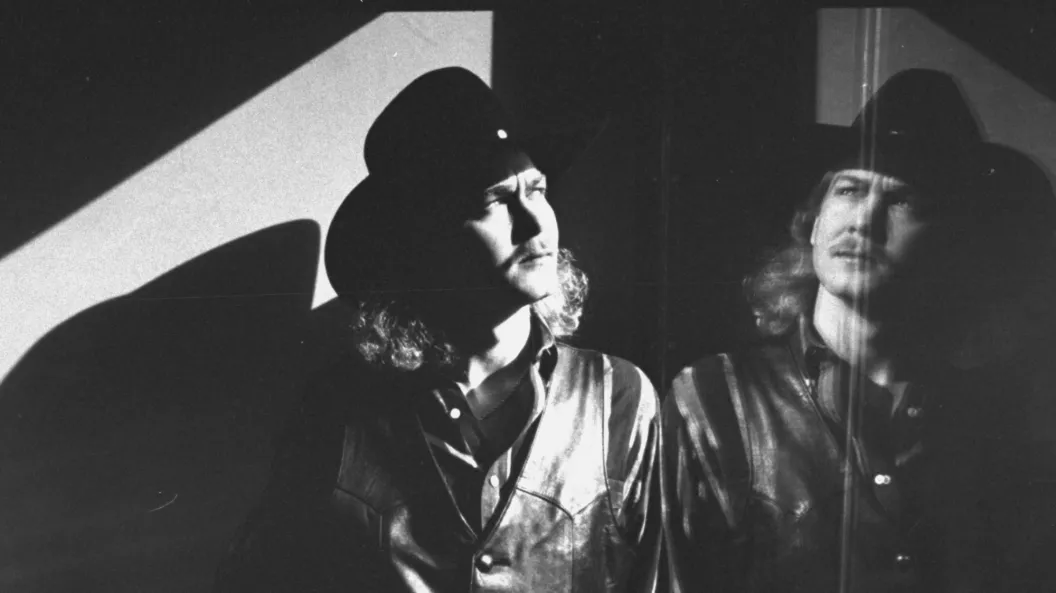 30 Years Ago, Tracy Lawrence Hit No. 1 With One of Country Music’s Most Bittersweet Family Sagas 30 Years Ago, Tracy Lawrence Hit No. 1 With One of Country Music’s Most Bittersweet Family Sagas