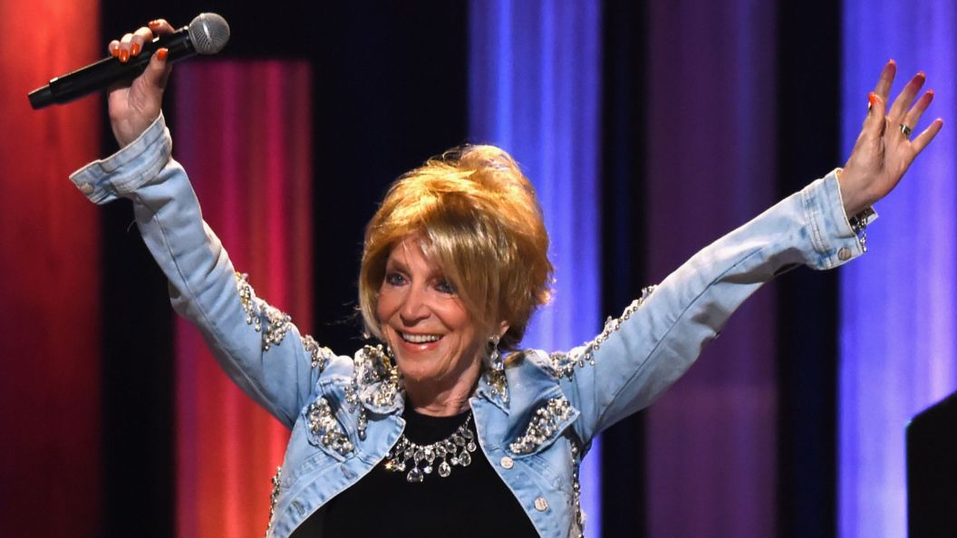 Born 86 Years Ago Today in Pennsylvania, the Soulful Country Trailblazer Who Banished the Opry’s “Gingham Curtain” Born 86 Years Ago Today in Pennsylvania, the Soulful Country Trailblazer Who Banished the Opry’s “Gingham Curtain”