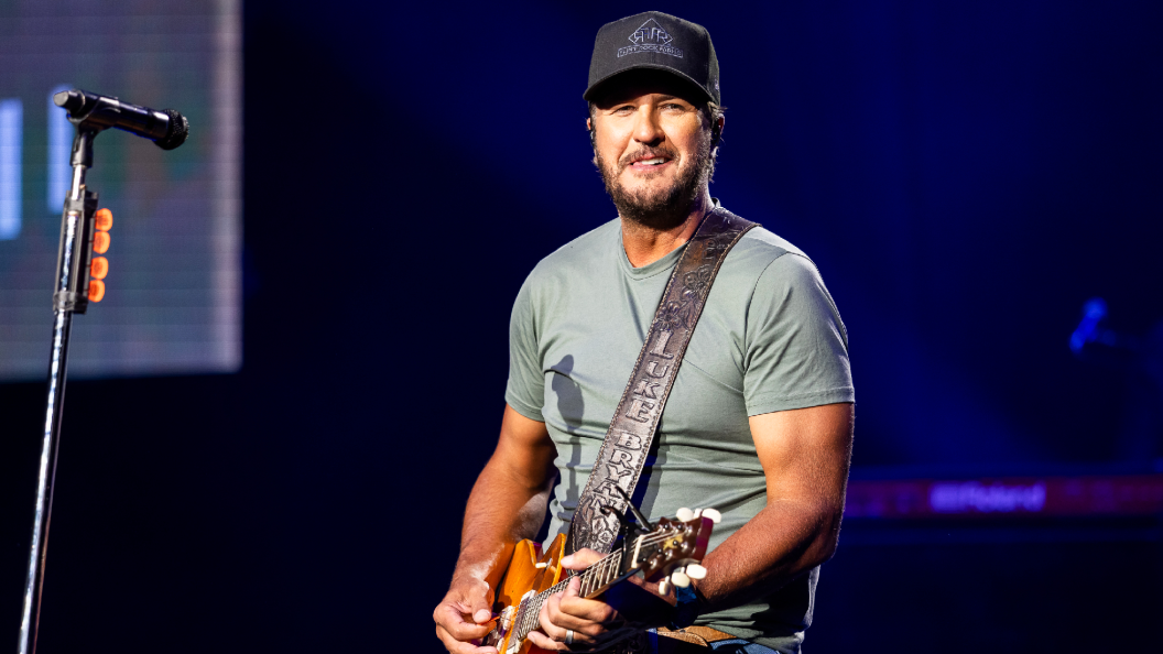 “Our Redneck Magic Mike”: Diehard Luke Bryan Fan Turns an Unforgettable Onstage Moment Into Free Tickets for Life “Our Redneck Magic Mike”: Diehard Luke Bryan Fan Turns an Unforgettable Onstage Moment Into Free Tickets for Life