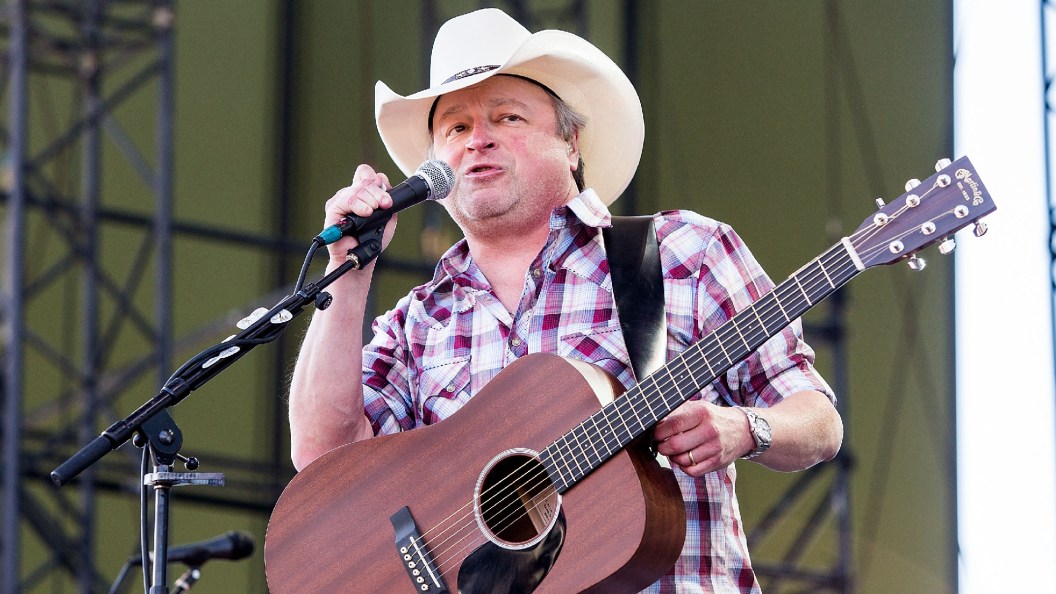 “I Lost My Buddy”: Longtime Band Member Dies on 90s Country Star’s Tour Bus “I Lost My Buddy”: Longtime Band Member Dies on 90s Country Star’s Tour Bus