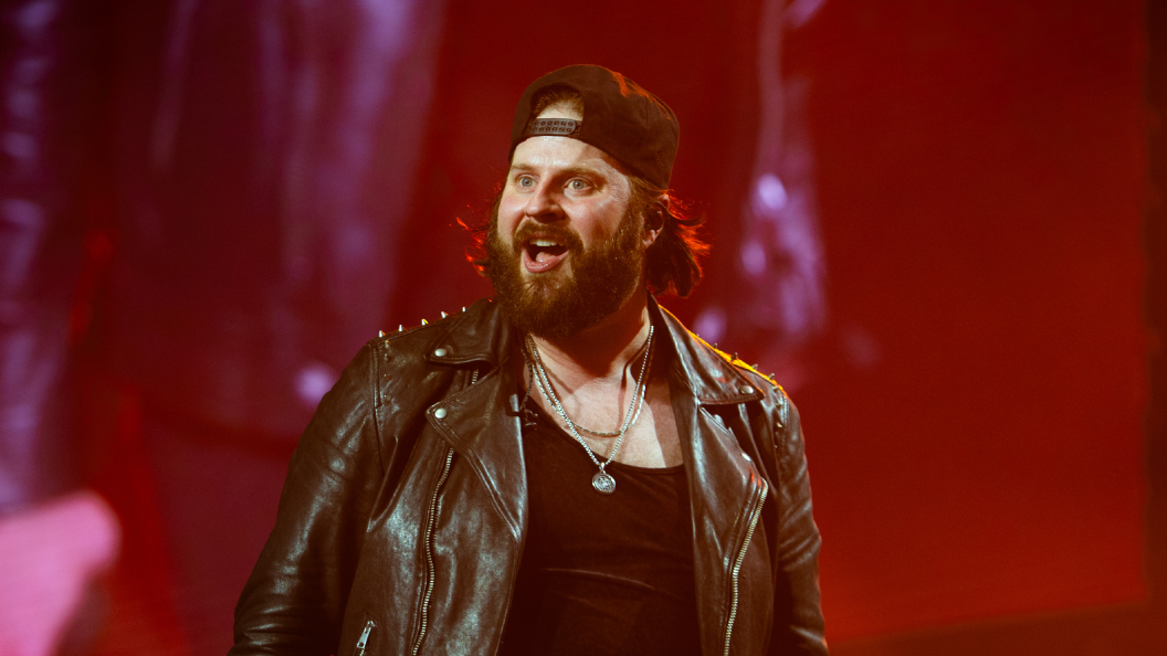 “How in the Hell Am I Supposed To Walk Away From 10,000 Screaming Fans?”: Country Star Rejects Calls To End Show, Delivers a Career-Defining Performance “How in the Hell Am I Supposed To Walk Away From 10,000 Screaming Fans?”: Country Star Rejects Calls To End Show, Delivers a Career-Defining Performance