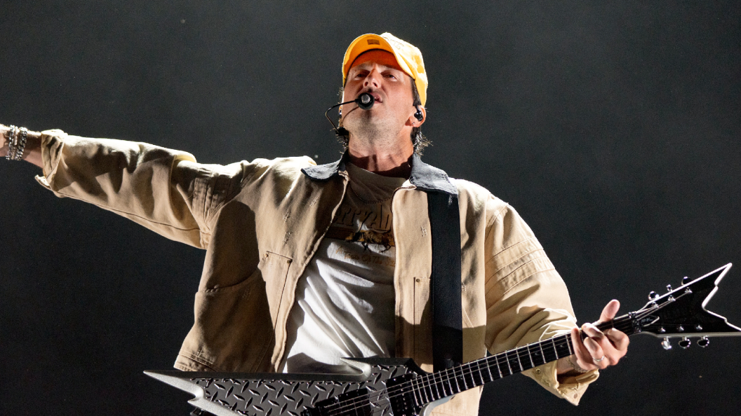 “I Apologize on Behalf of Myself, My Family”: Country Star Had the Perfect Response to an Unexpected Wardrobe Malfunction “I Apologize on Behalf of Myself, My Family”: Country Star Had the Perfect Response to an Unexpected Wardrobe Malfunction