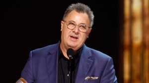 Vince Gill Proved He’s “One of the Best Guitar Pickers in the World” With This George Jones Tribute Performance