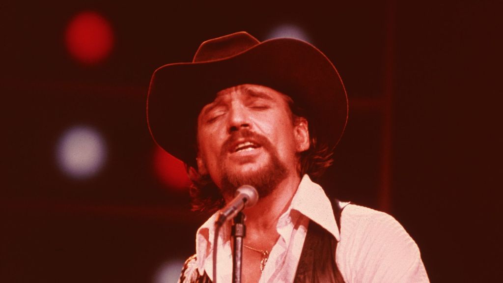 On The Charts 47 Years Ago, Waylon Jennings Ruled With a Somber Ballad Written as an Apology to Bob McDill’s Wife