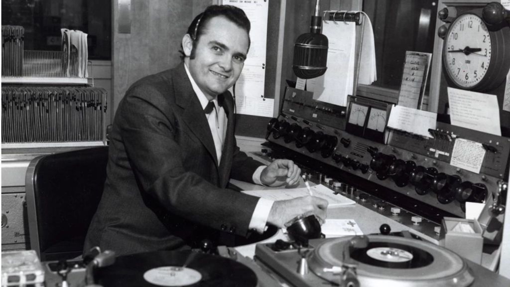 Born 89 Years Ago Today in Tulsa, the โVoice of Oklahomaโ Who Helped Shape Country Radio for Decades