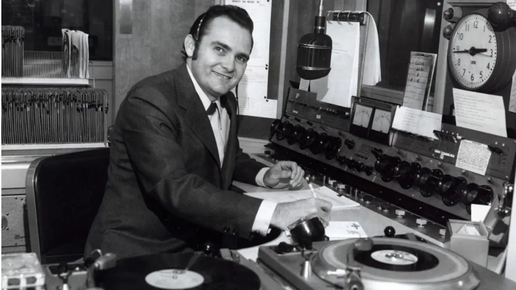 Born 89 Years Ago Today in Tulsa, the “Voice of Oklahoma” Who Helped Shape Country Radio for Decades Born 89 Years Ago Today in Tulsa, the “Voice of Oklahoma” Who Helped Shape Country Radio for Decades
