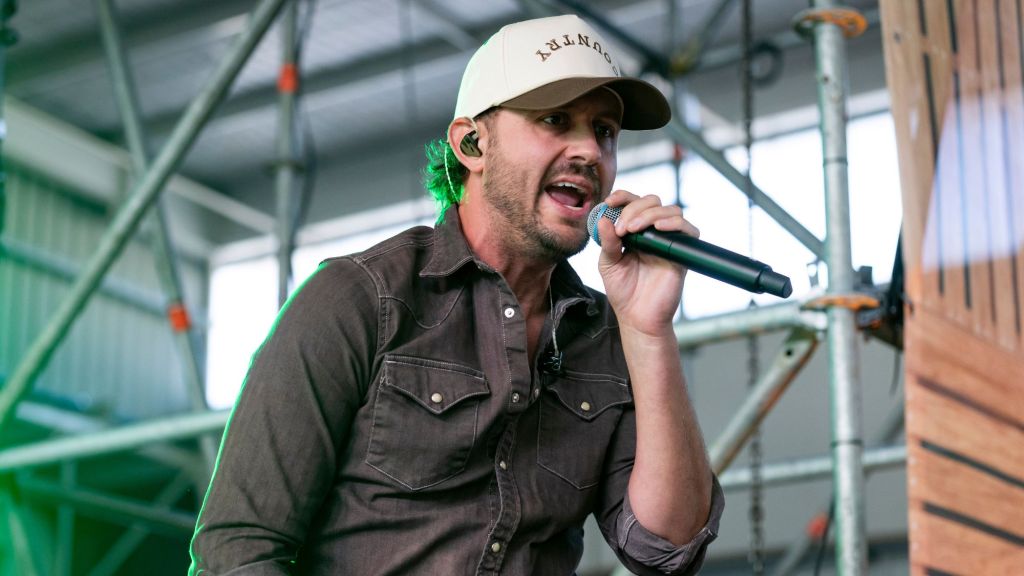 Born 35 Years Ago Today in Illinois, the Trailblazing Independent Country Artist Who Made History With His Self-Funded No. 1 Hit