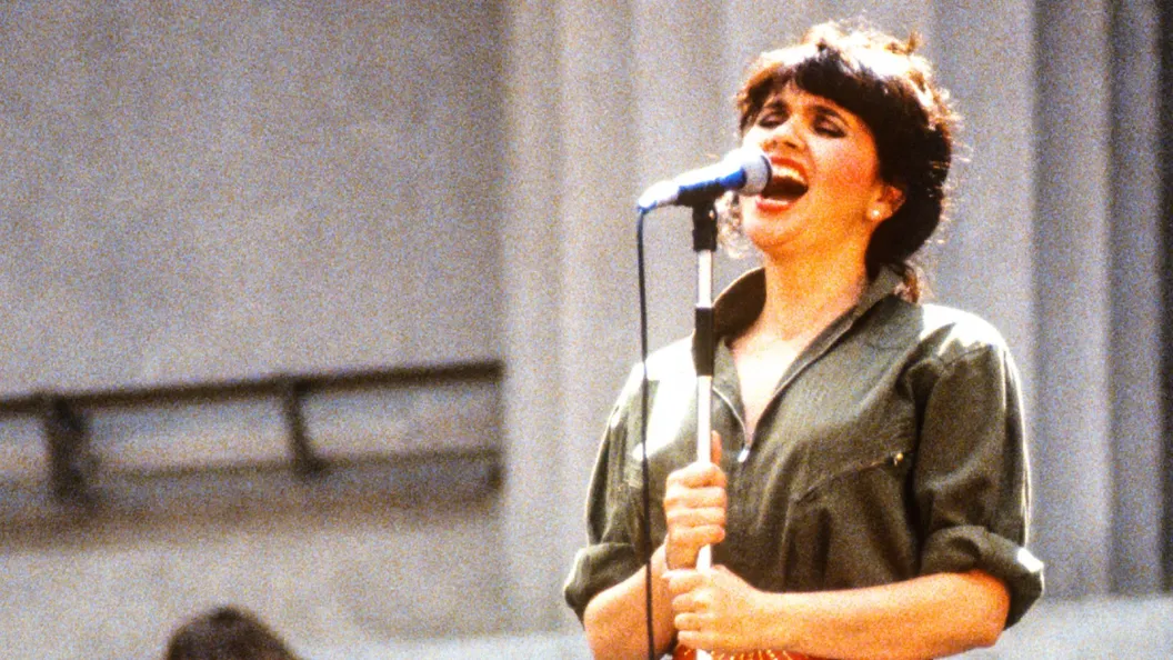 Born 81 Years Ago Today in Arizona, the “Queen of Country Rock” Who Made Every Song Entirely Her Own Born 81 Years Ago Today in Arizona, the “Queen of Country Rock” Who Made Every Song Entirely Her Own