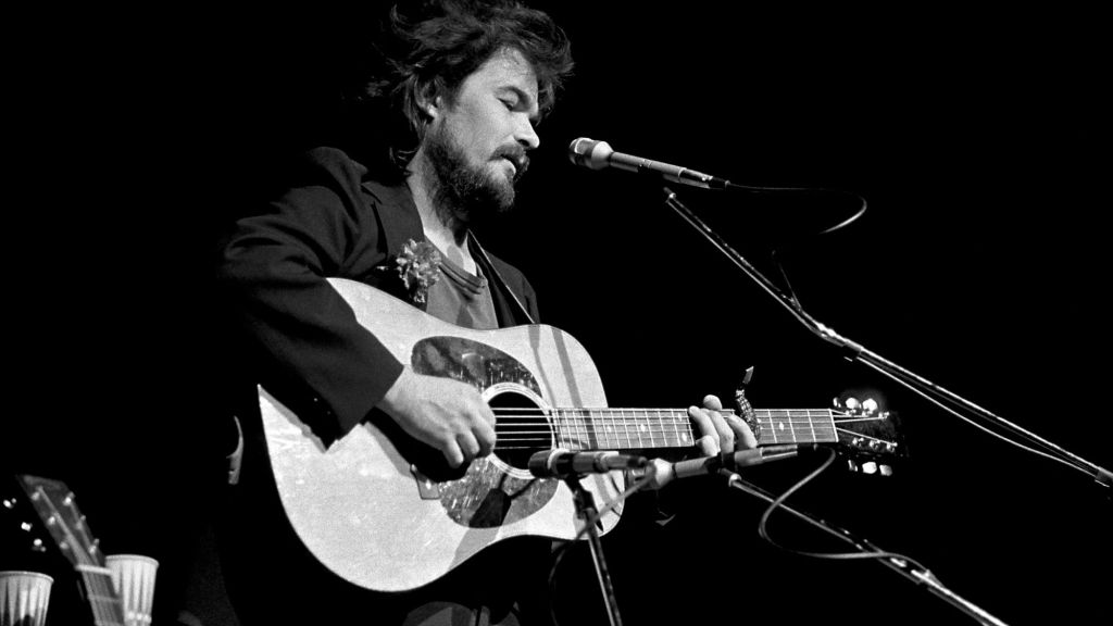 3 Acoustic Folk Songs From the 1970s With Melodies That Still Echo Decades Later