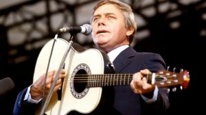 4 of the All-Time Best Beer Drinking Songs From 1970s Country Icons