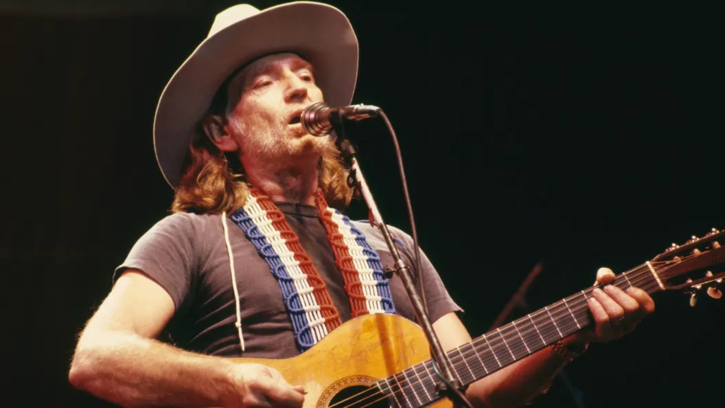 4 Classic Country Songs From the 70s That Sound Great in Any Dive Bar 4 Classic Country Songs From the 70s That Sound Great in Any Dive Bar