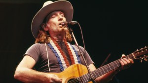 4 Classic Country Songs From the 70s That Sound Great in Any Dive Bar