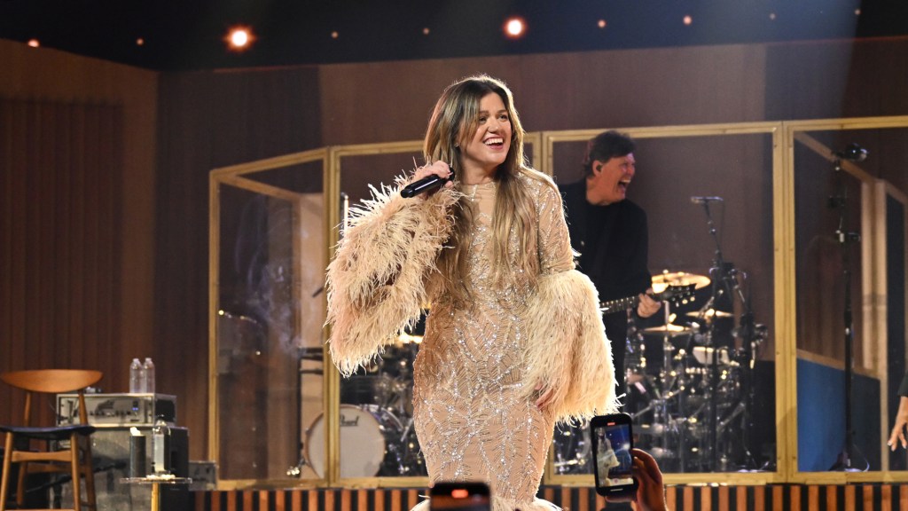 Kelly Clarkson’s 2 Kids Make Rare Appearance During Final Show of Her Las Vegas Residency