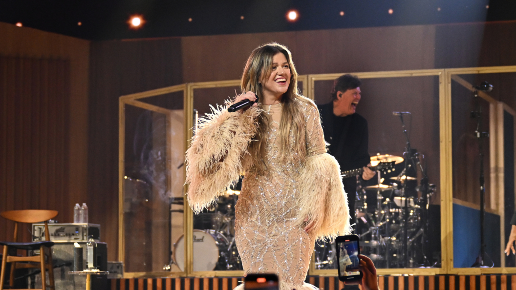 Kelly Clarkson’s 2 Kids Make Rare Appearance During Final Show of Her Las Vegas Residency Kelly Clarkson’s 2 Kids Make Rare Appearance During Final Show of Her Las Vegas Residency