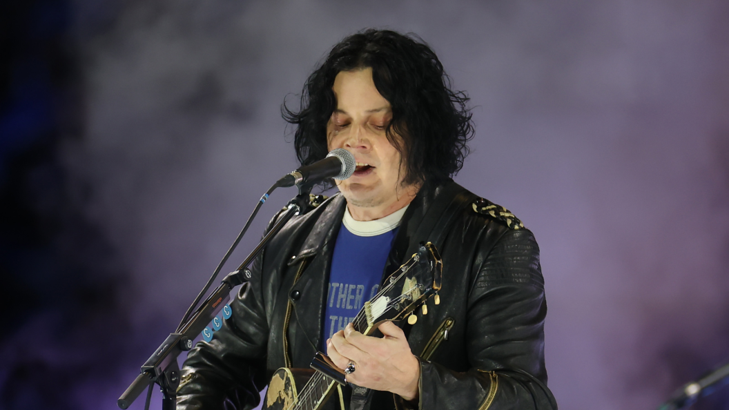 Jack White Turns “Jolene” Into a Gritty Rock Tribute to Dolly Parton, Then Points to the Sky Jack White Turns “Jolene” Into a Gritty Rock Tribute to Dolly Parton, Then Points to the Sky