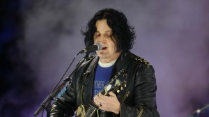 Jack White Turns “Jolene” Into a Gritty Rock Tribute to Dolly Parton, Then Points to the Sky