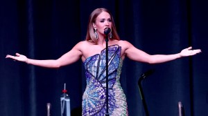 Carrie Underwood Surprises Nashville Churchgoers With Powerful Worship Performance