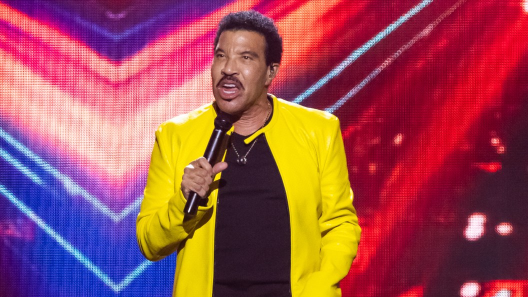 Lionel Richie Hospitalized in ICU After Struggling Through Final Song at Concert Lionel Richie Hospitalized in ICU After Struggling Through Final Song at Concert