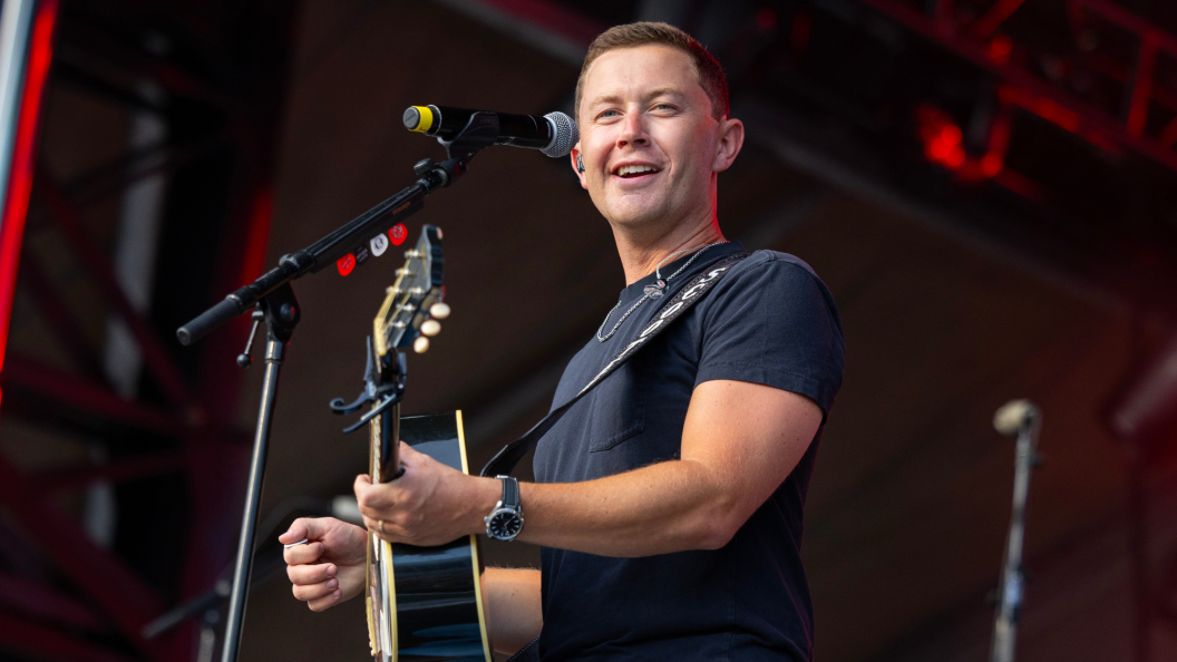 “Want To Sing It, Buddy?”: Scotty McCreery’s 3-Year-Old Son Steals the Show With Adorable Onstage Duet “Want To Sing It, Buddy?”: Scotty McCreery’s 3-Year-Old Son Steals the Show With Adorable Onstage Duet
