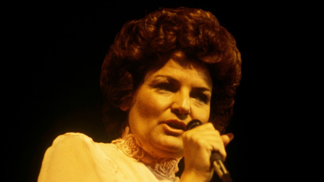 On This Day in 1973, the “Miss Satin Sheets” of Country Music Was Riding a Historic Eight-Week No. 1 Streak That Took Her From Writing for Marty Robbins to Bona Fide Star On This Day in 1973, the “Miss Satin Sheets” of Country Music Was Riding a Historic Eight-Week No. 1 Streak That Took Her From Writing for Marty Robbins to Bona Fide Star
