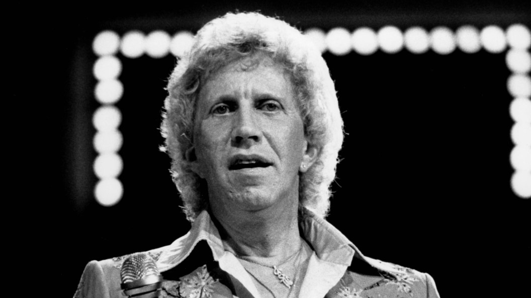 Born 99 Years Ago Today, “The Thin Man From West Plains” Who Became a Nashville Country Legend and Helped Launch Dolly Parton to Stardom Born 99 Years Ago Today, “The Thin Man From West Plains” Who Became a Nashville Country Legend and Helped Launch Dolly Parton to Stardom