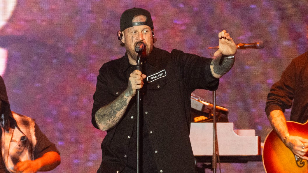 Jelly Roll Reveals He Is Stepping Away From Touring To Heal: “My Last Show for a Year or Two” Jelly Roll Reveals He Is Stepping Away From Touring To Heal: “My Last Show for a Year or Two”