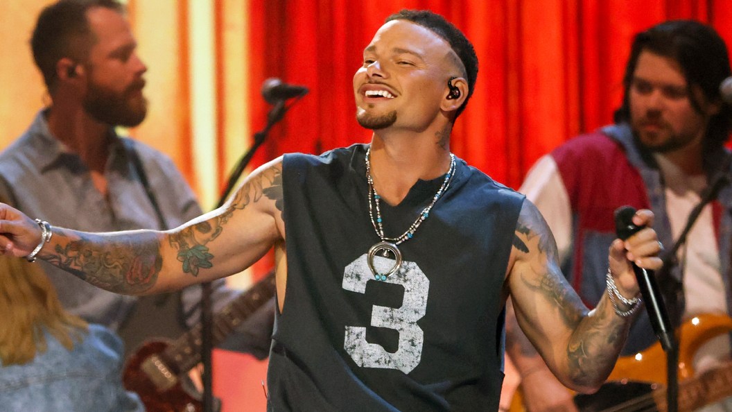 Kane Brown Tells 8-Year-Old Fan She’s “Filling Big Shoes” Before She Steps In for His Wife During “Thank God” Duet in Albuquerque Kane Brown Tells 8-Year-Old Fan She’s “Filling Big Shoes” Before She Steps In for His Wife During “Thank God” Duet in Albuquerque