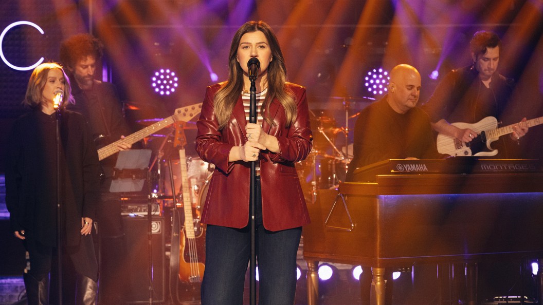Kelly Clarkson Handles Onstage Wardrobe Malfunction Like a Pro—and a Comedian Kelly Clarkson Handles Onstage Wardrobe Malfunction Like a Pro—and a Comedian