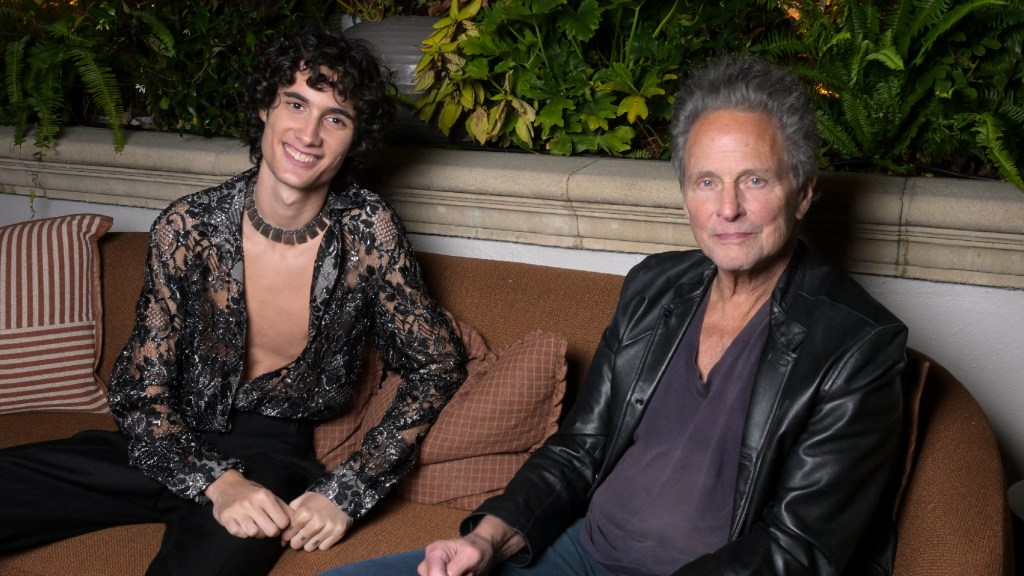 Lindsey Buckingham Opens up About Potential Sombr Collaboration: “Will Have To Wait and Seeโ