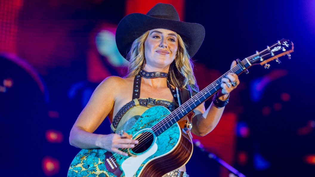“She Let Me Live My Dream”: Lainey Wilson Gives a 10-Year-Old Fan the Moment of a Lifetime “She Let Me Live My Dream”: Lainey Wilson Gives a 10-Year-Old Fan the Moment of a Lifetime