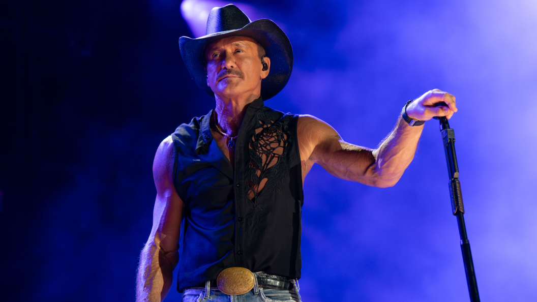 33 Years Into His Career, Tim McGraw Finally Plays Fenway Park—and Reveals the One Way He “Beat” His Dad 33 Years Into His Career, Tim McGraw Finally Plays Fenway Park—and Reveals the One Way He “Beat” His Dad