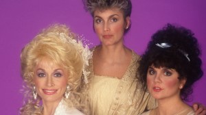 Linda Ronstadt Mourns Dolly Parton, Recalls One of the “Most Extraordinary” Musical Experiences of Her Life