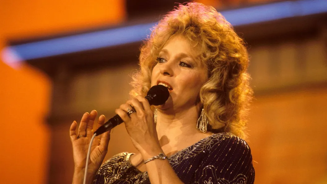Born 85 Years Ago Today in Indiana, the “Rolls-Royce of Country Singers” Who Made History With Her Very First Single Born 85 Years Ago Today in Indiana, the “Rolls-Royce of Country Singers” Who Made History With Her Very First Single