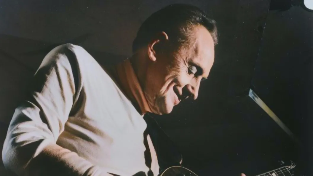 17 Years Ago Today, We Said Goodbye to the “Wizard of Waukesha” Whose Guitar Innovations Paved the Way for Rock and Roll 17 Years Ago Today, We Said Goodbye to the “Wizard of Waukesha” Whose Guitar Innovations Paved the Way for Rock and Roll