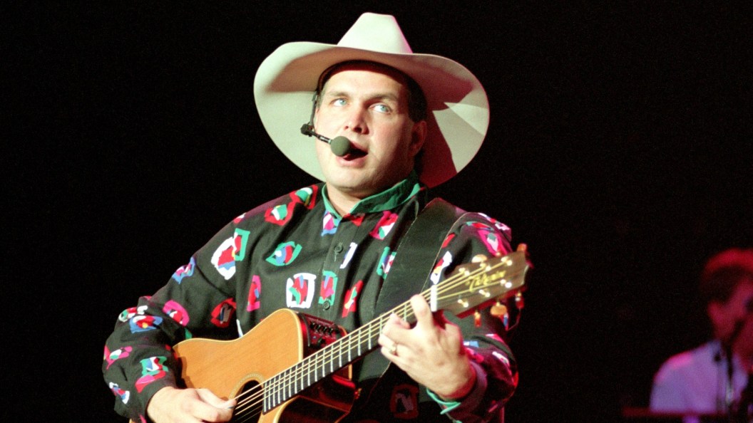 On This Day in 1991, Garth Brooks Made Chart History with an Album That Featured a Hit Billy Joel Cover On This Day in 1991, Garth Brooks Made Chart History with an Album That Featured a Hit Billy Joel Cover
