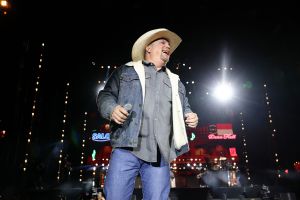 “I Felt My Whole Life Flash Before My Eyes”: Country Singer Pens Heartfelt Tribute to Garth Brooks After Emotional Concert Experience
