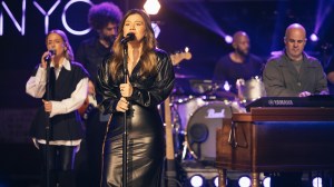 Kelly Clarkson Ends Her Talk Show With the Epic Final Cover We’ve All Been Waiting For