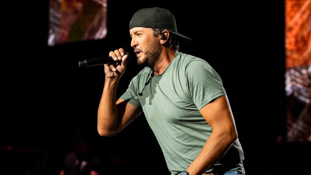 โI Am So Sorryโ: Luke Bryan Forced To Cancel Farm Tour Show Just Hours Before Taking the Stage