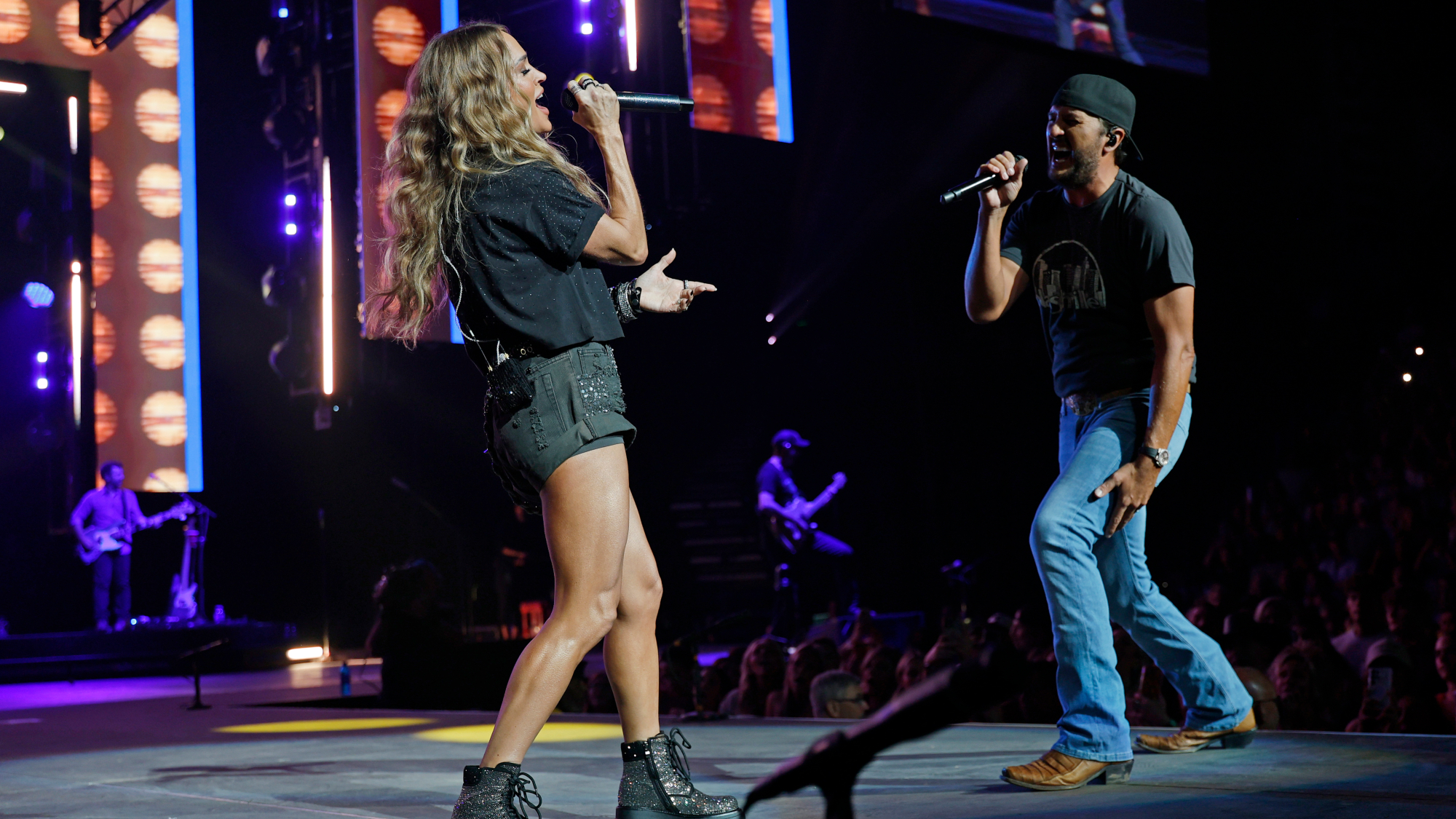 Carrie Underwood Makes Surprise Appearance at Luke Bryan’s Nashville Show, Covers a 90s Country Classic and a Rock Favorite