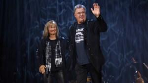 Kris Kristofferson’s Widow Gets Emotional Recalling Vince Gill Holding Her Late Husband’s Hand During His Final Public Appearance