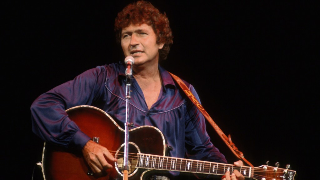 6 Years Ago Today, We Lost the Country Hitmaker Who Wrote 4 Elvis Presley Classics and Starred in a Beloved NBC Variety Show