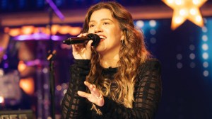 Kelly Clarkson Leaves It All on the Stage With Powerhouse Dolly Parton Tribute