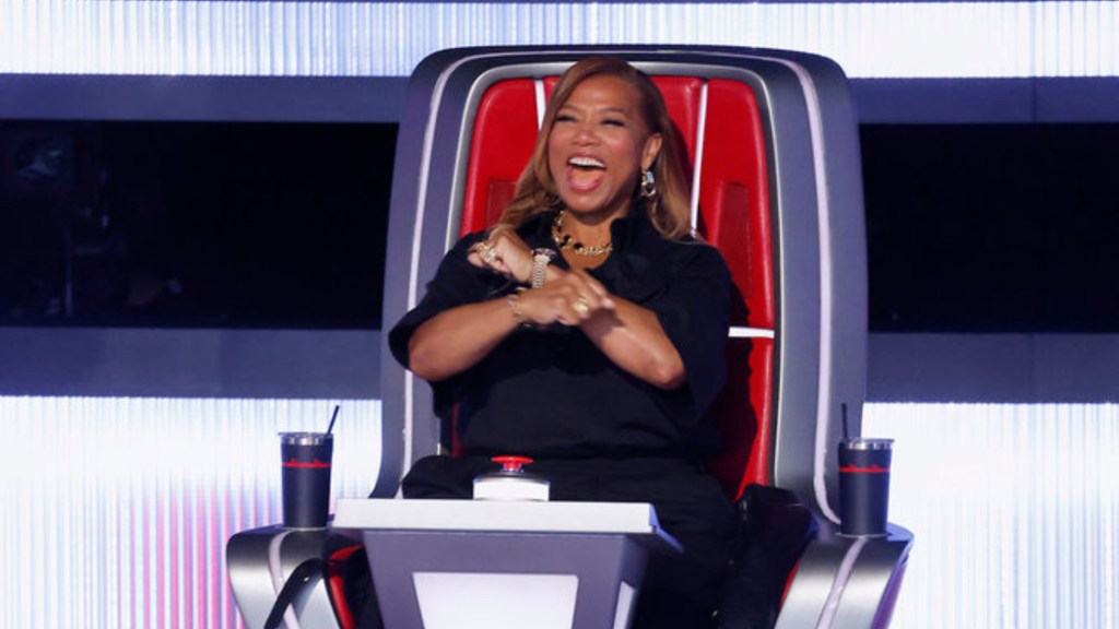 Queen Latifah Tries to Woo a ‘Voice’ Contestant to Her Team With an Impromptu Serenade 