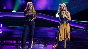Sisters Who Work at Dolly Parton’s Amusement Park Score Season’s First Four-Chair Turn on ‘The Voice’