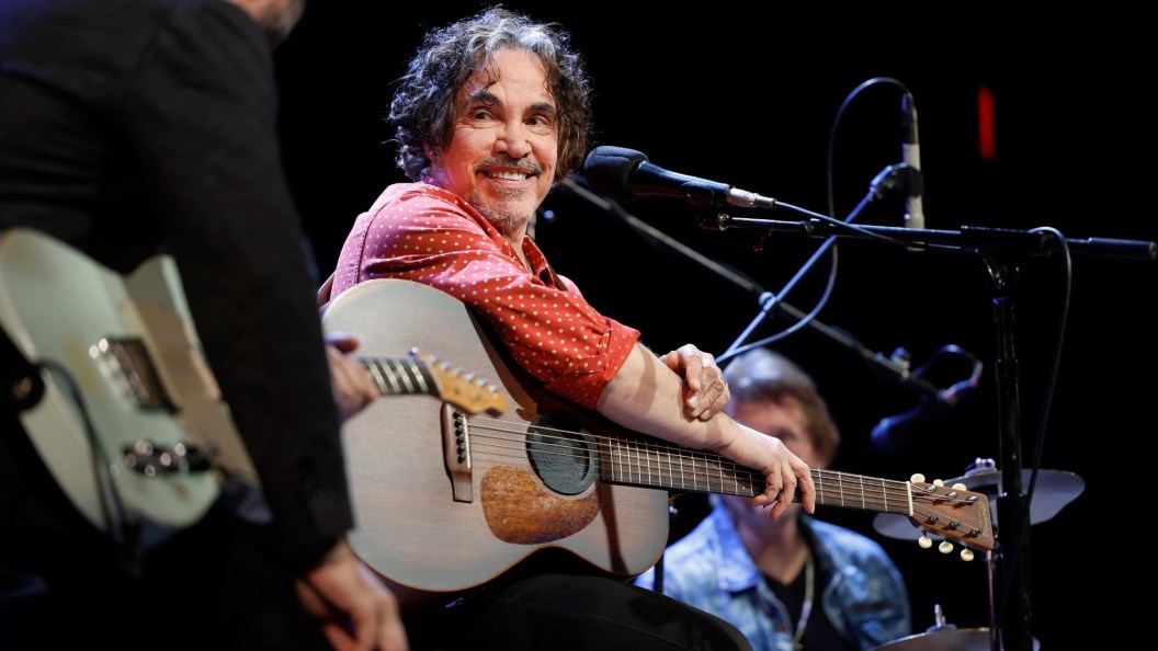 Stunning A Cappella “I Will Always Love You” Silences the Ryman Before John Oates Joins In for a Standing-Ovation Finish Stunning A Cappella “I Will Always Love You” Silences the Ryman Before John Oates Joins In for a Standing-Ovation Finish