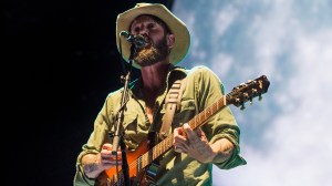 Grammy-Winning Singer-Songwriter Collapses Onstage Mid-Song at Nashville’s Historic Ryman Auditorium