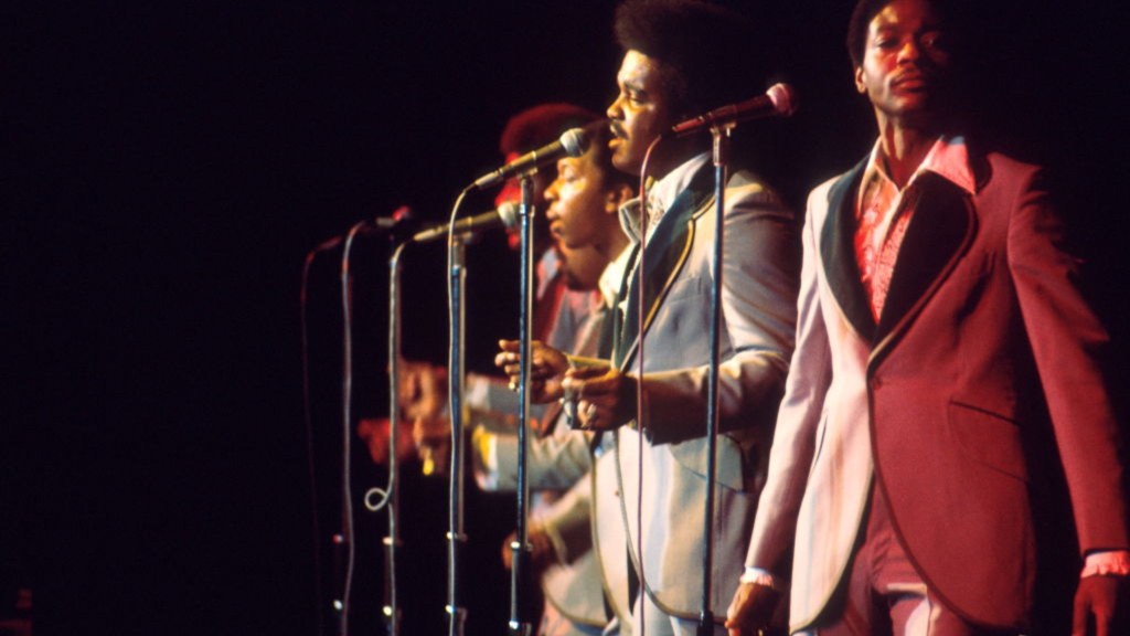 4 Romantic Soul Lyrics From the 70s That Will Make You Want To Fall in Love