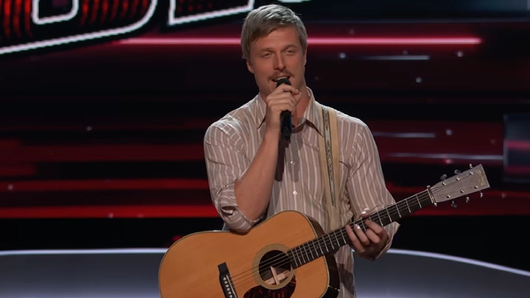“Finance Bro” Earns Lightning-Fast 4-Chair Turn on ‘The Voice’ With Stunning Zach Bryan Cover “Finance Bro” Earns Lightning-Fast 4-Chair Turn on ‘The Voice’ With Stunning Zach Bryan Cover