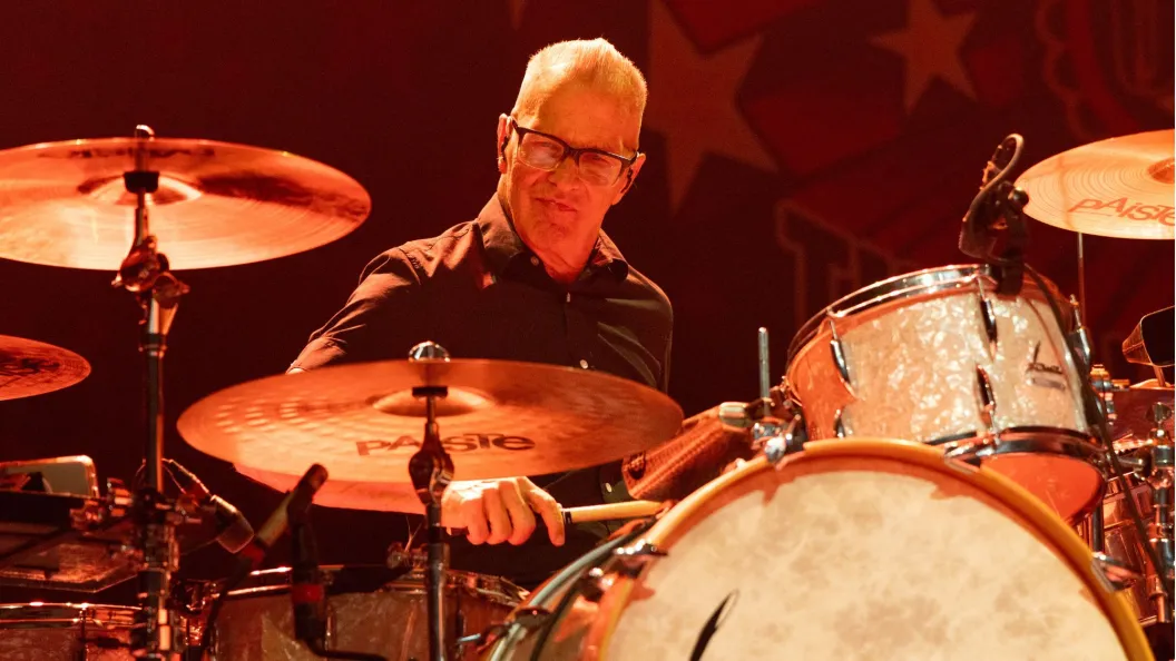 Born 67 Years Ago Today in Miami, the “Songwriter’s Drummer” Who Co-Founded a Genre-Bending, Grammy-Winning 90s Country Band Born 67 Years Ago Today in Miami, the “Songwriter’s Drummer” Who Co-Founded a Genre-Bending, Grammy-Winning 90s Country Band